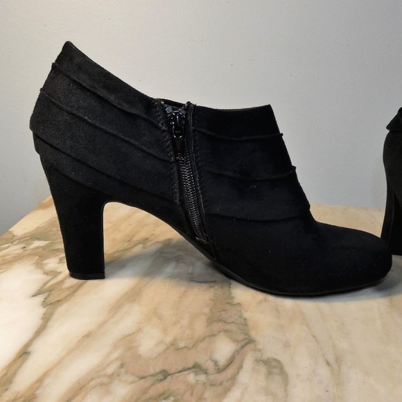 Sleek and a bit Sexy LifeStride Corie Shootie (shoe bootie)sz11 black  3" heel - Picture 4 of 11